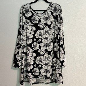 LuLaRoe - Long Sleeve/V Neck Black & White Flower shirt  3XL